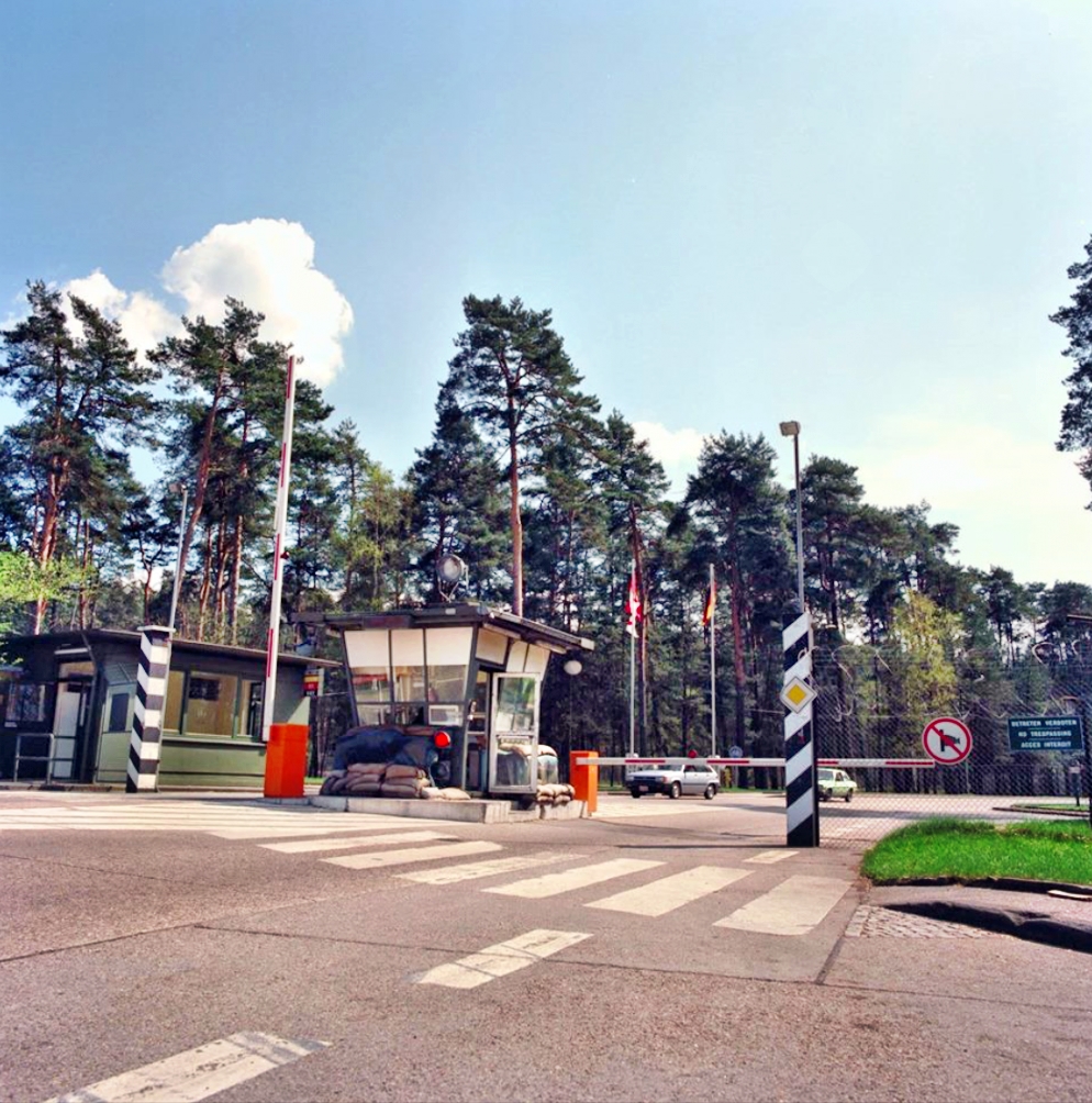The checkpoint at the main gate(1988)... photo by Mike Kaehler (MilitaryBruce)