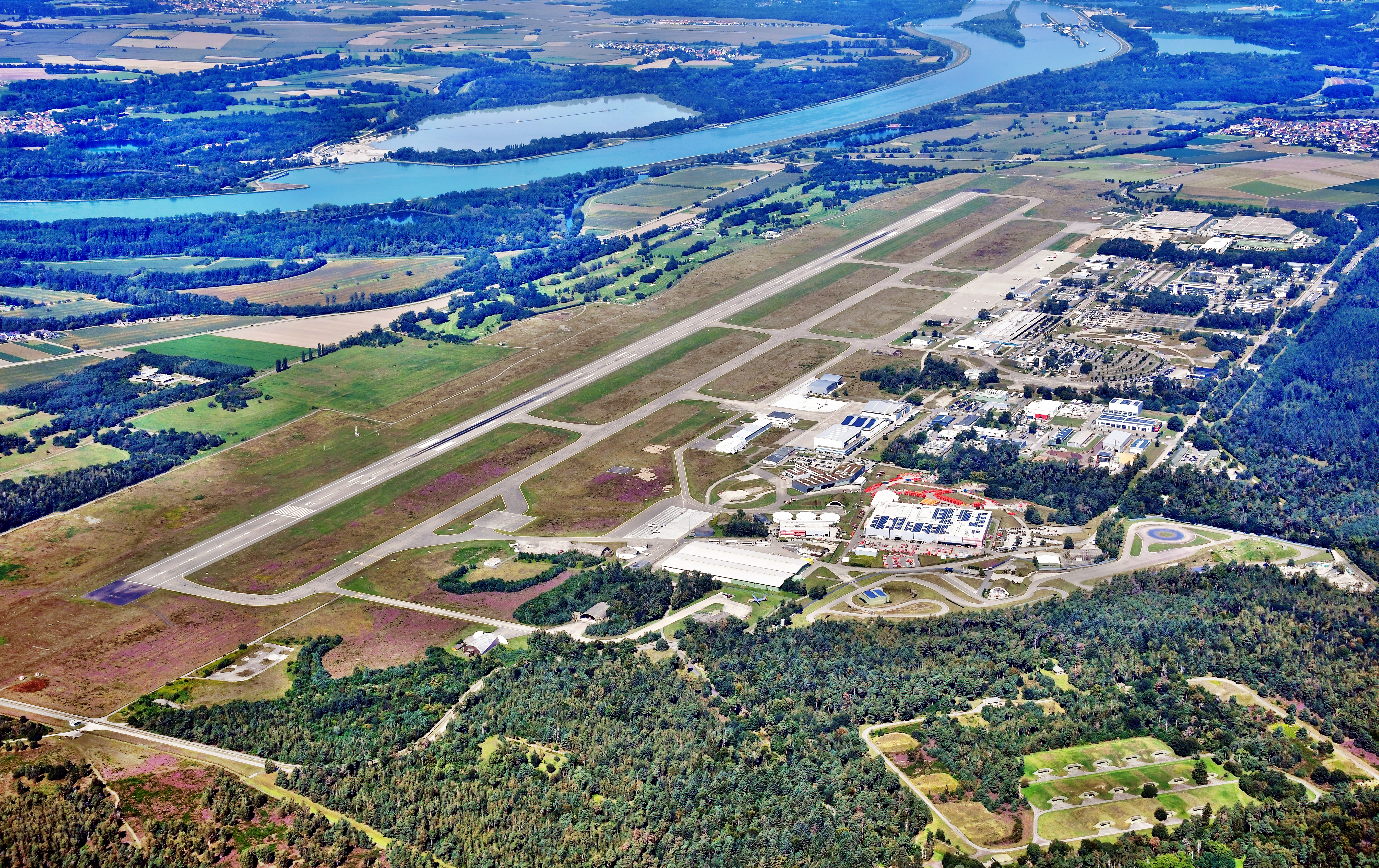 Karlsruhe/Baden-Baden Airport (Baden-Airpark)(2021)... photo by Carsten Steger (Wikiwand)