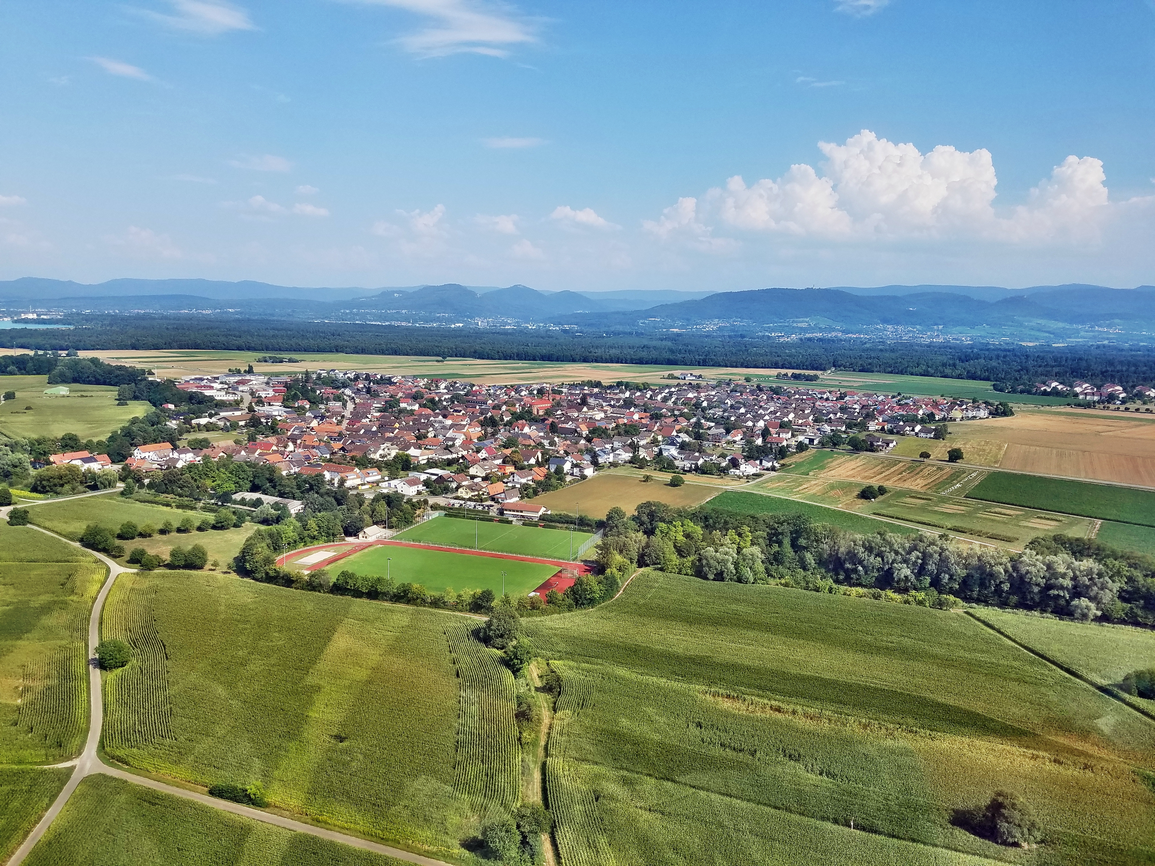 Hügelsheim... 35+ years later (2018)  ... looking ENE towards Haueneberstein, Baden-Baden & Sinzheim ... photo by Doktorpixel14 (Wikimedia)